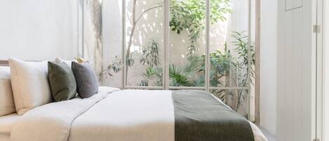 1 chambre, bureau, fer et planche à repasser, lit parapluie