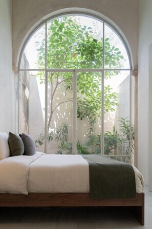 1 chambre, bureau, fer et planche à repasser, lit parapluie