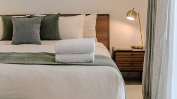 2 dormitorios, escritorio, tabla de planchar con plancha y cuna de viaje