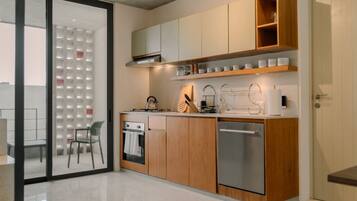 Een koelkast, een magnetron, een oven, een kookplaat