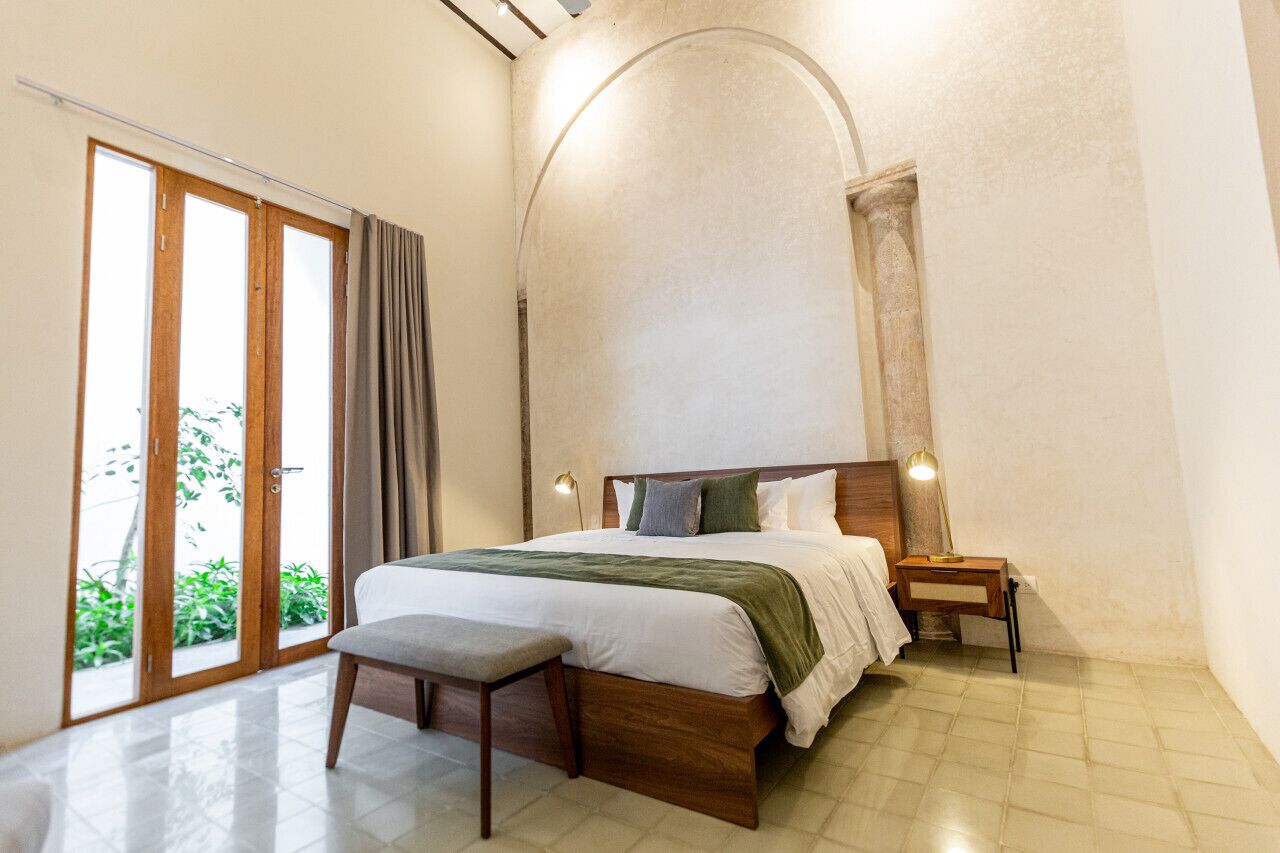 2 habitaciones, escritorio y tabla de planchar con plancha 