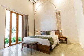 2 makuuhuonetta, työpöytä, silitysrauta/-lauta, vauvan matkasänky