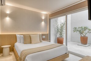 1 slaapkamer, een bureau, een strijkplank/strijkijzer, reisbedje