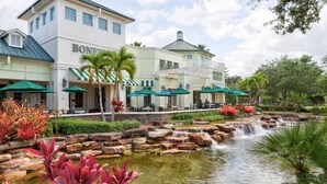 Ein Hotel mit Pool, Außenbereich und Wasserfall.