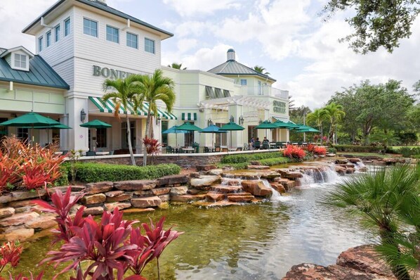 Ein Hotel mit Pool, Außenbereich und Wasserfall.