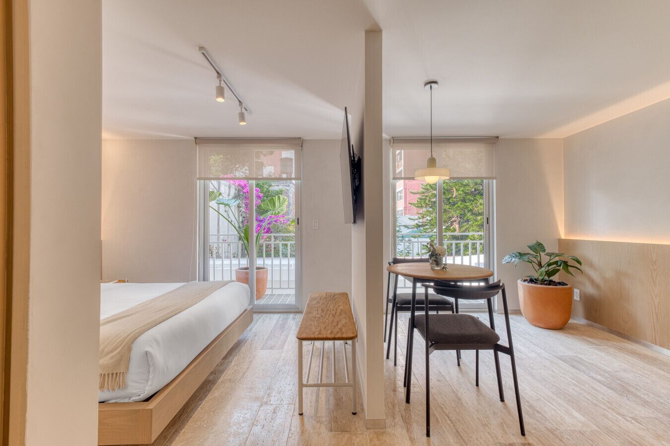 1 slaapkamer, een bureau, een strijkplank/strijkijzer, reisbedje