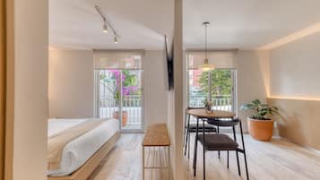 1 dormitorio, escritorio, tabla de planchar con plancha y cuna de viaje