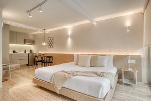 1 habitación, escritorio, tabla de planchar con plancha y cuna de viaje 