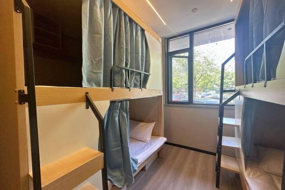 Dormitorio con literas y ventana que ofrece vistas al exterior.