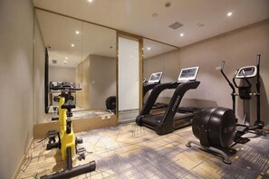 Camera d'albergo con tapis roulant, cyclette e attrezzature per esercizi.