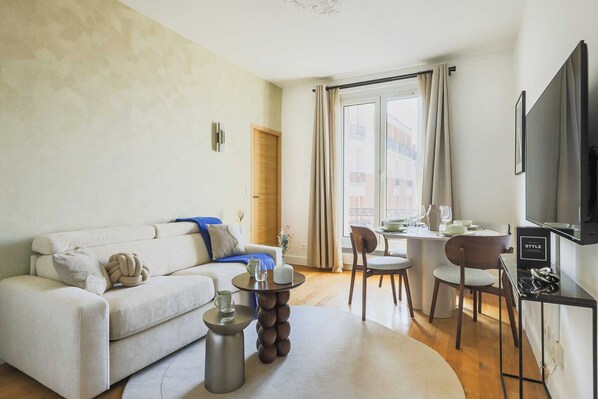 Een smart-tv en een kantoor