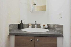 Shower, free toiletries, hair dryer, towels - Charming flat -1BR-4P- Paris 17e (Paris)