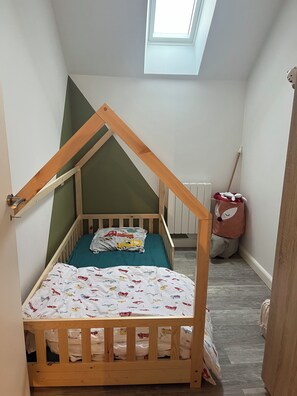 2 chambres, lit parapluie, accès Internet, draps fournis