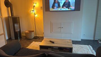 Televisie, een open haard en een stereo