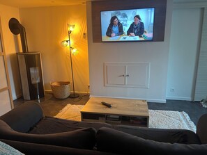 Fernseher, Kamin, Stereoanlage