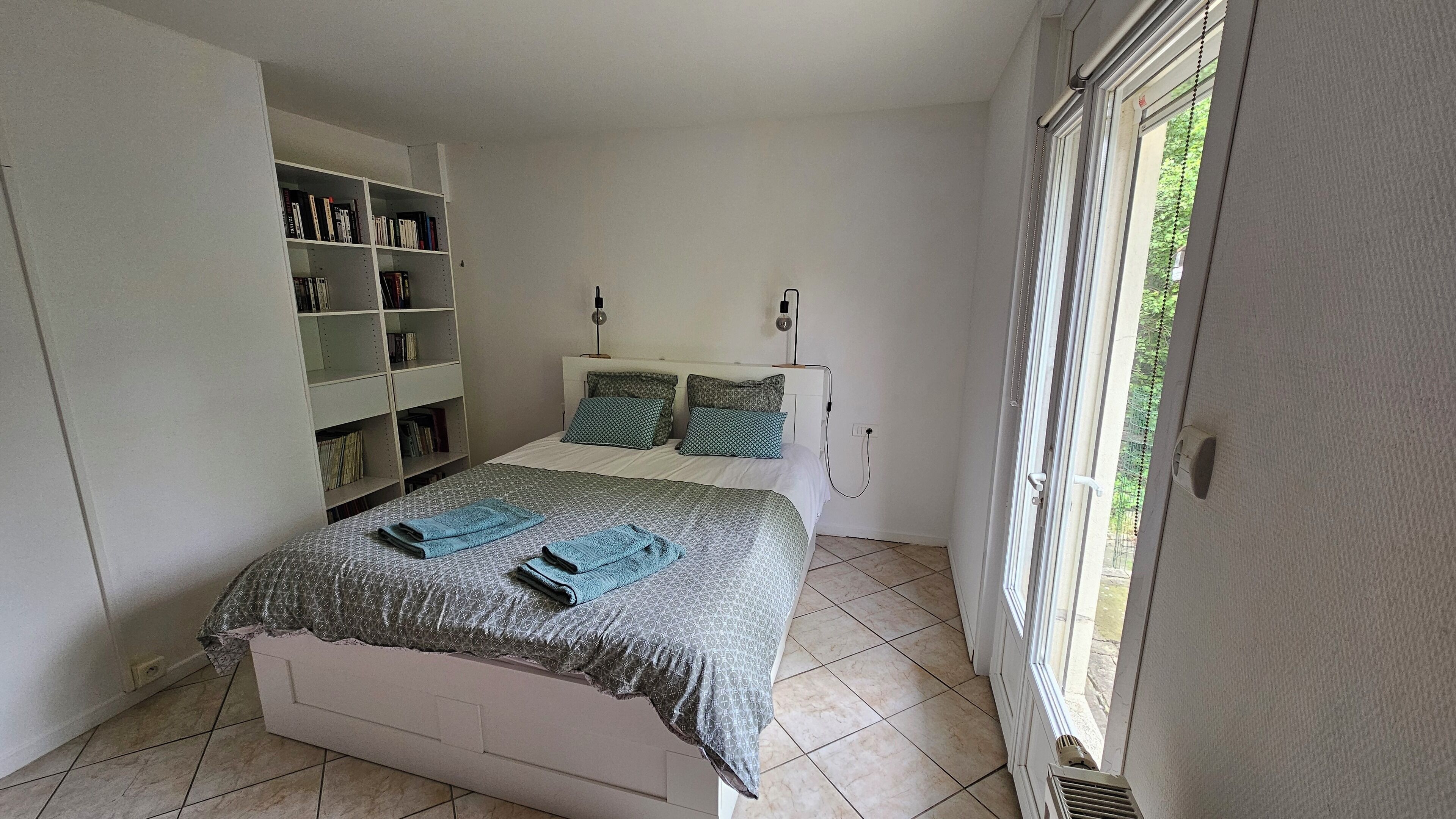 1 quarto, escrivaninha, ferros/tábuas de passar roupa, Wi-Fi de cortesia