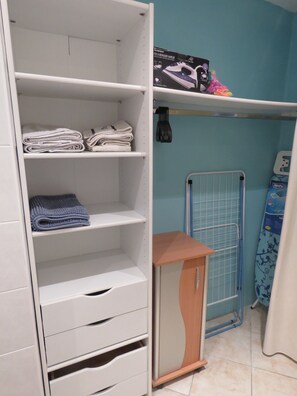 Interior - Garden apartment in the countryside between Marseille and Aix-en-Provence (Simiane-Collongue)