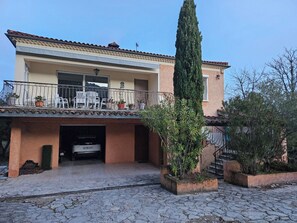 Exterior - Garden apartment in the countryside between Marseille and Aix-en-Provence (Simiane-Collongue)