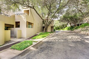Property grounds - Pool & Trail Access On-Site: Barton Creek Condo! (Austin)