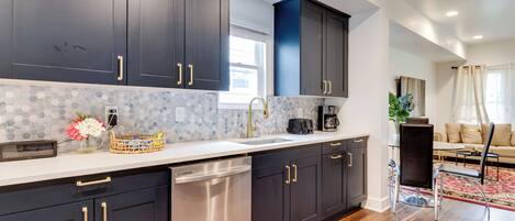 Fridge, microwave, stovetop, dishwasher