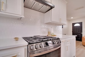 Geladeira, micro-ondas, cooktop, cafeteira/chaleira