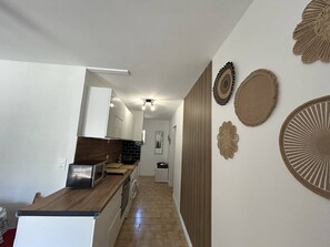 Jääkaappi, mikroaaltouuni, uuni, astianpesukone
