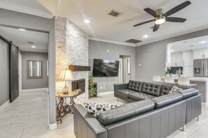 Télévision, cheminée