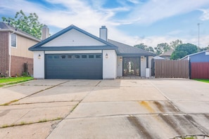 Exterior - 11 Mi to Dtwn: Family Home in Houston! (Houston)