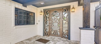 11 Mi to Dtwn: Family Home in Houston!