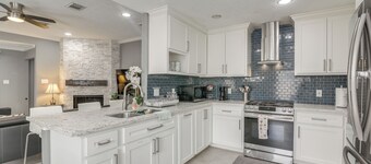 11 Mi to Dtwn: Family Home in Houston!
