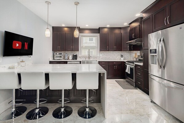 Kühlschrank, Mikrowelle, Ofen, Herdplatte