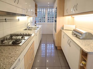 Kühlschrank, Mikrowelle, Ofen, Geschirrspüler