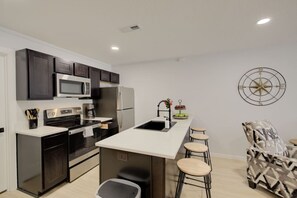 Kjøleskap, mikrobølgeovn, ovn og kokeplater