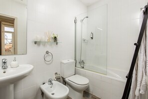 Shower, hair dryer - Apartment near picturesque Ribeira do Porto (Oporto)