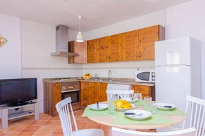 Fridge, microwave, oven, coffee/tea maker