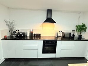 Kylskåp, mikrovågsugn, ugn och spishäll