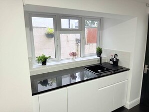 Kjøleskap, mikrobølgeovn, ovn og kokeplater