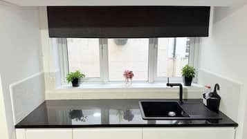 Réfrigérateur, micro-ondes, four, plaque de cuisson