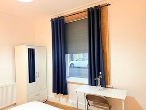 4 Schlafzimmer, Schreibtisch, Bügeleisen/Bügelbrett, Reisekinderbett