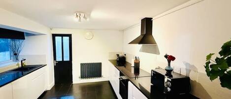 Frigorífico, microondas, horno y placa de cocina