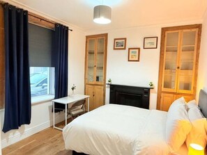 4 soverom, skrivebord, strykejern/-brett og reiseseng for barn