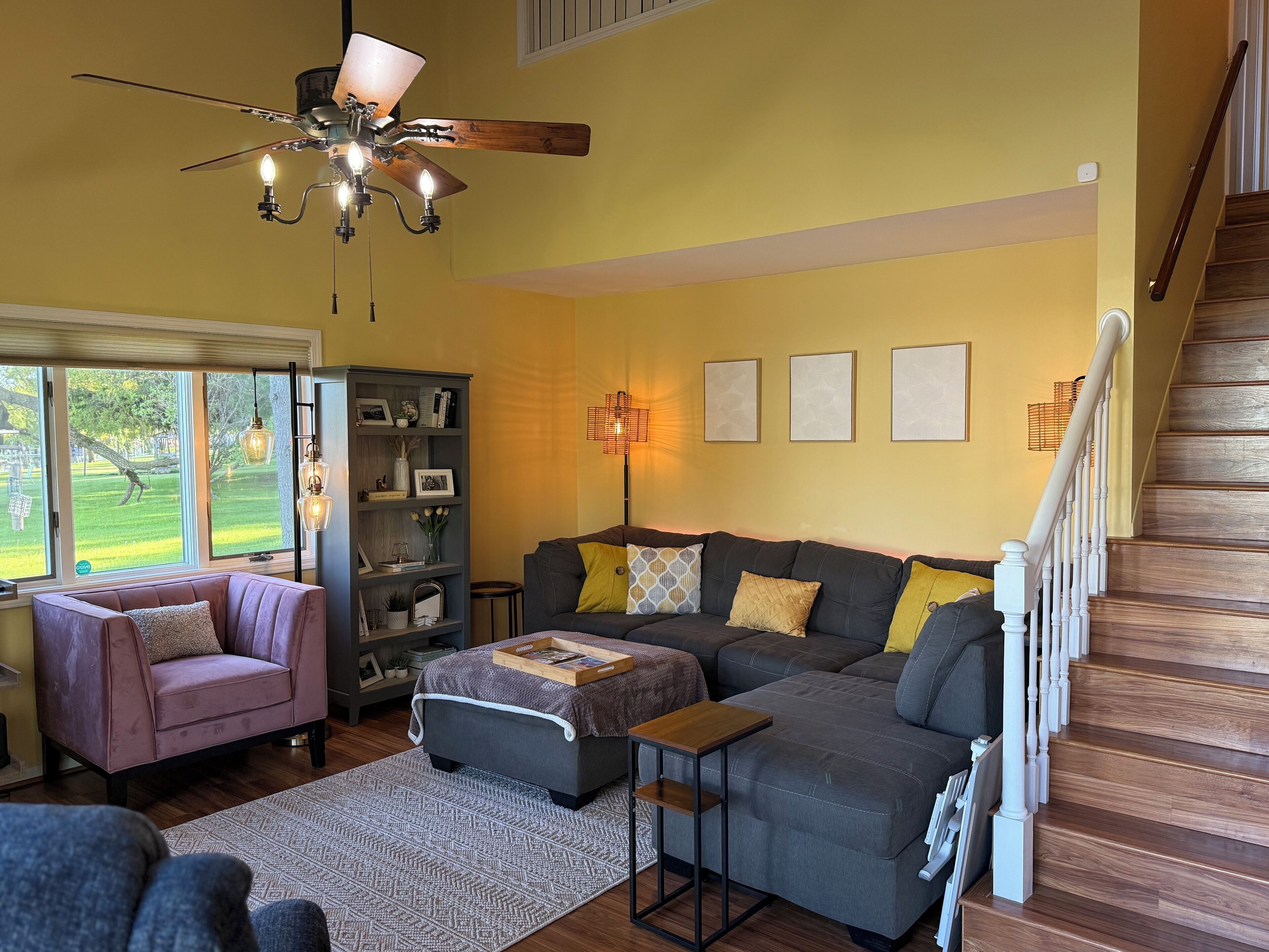 Een smart-tv en boeken