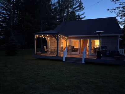 Charming 3-bedroom riverside cottage in brilliant Tawas City