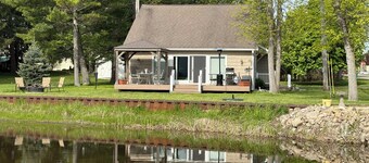 Charming 3-bedroom riverside cottage in brilliant Tawas City