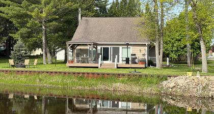 Charming 3-bedroom riverside cottage in brilliant Tawas City
