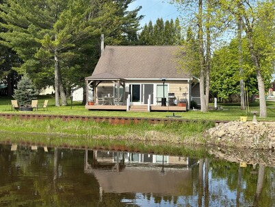 Charming 3-bedroom riverside cottage in brilliant Tawas City