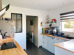 Mikrobølgeovn, ovn, kokeplater og oppvaskmaskin