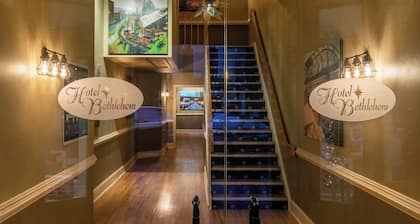 Elegant King Suite in Bethlehem on Historic Main Street with full Kitchen