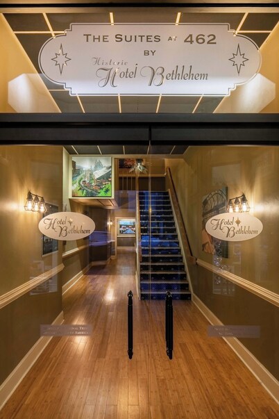 Elegant  King Suite in Bethlehem on Historic Main Street with full Kitchen