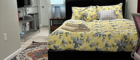 1 habitación, tabla de planchar con plancha, wifi gratis y ropa de cama